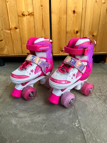 Roller Skate for kids Girls with Full Light Up Wheels. Double Row Quad Rolle - Small 32-36 EU PINK -