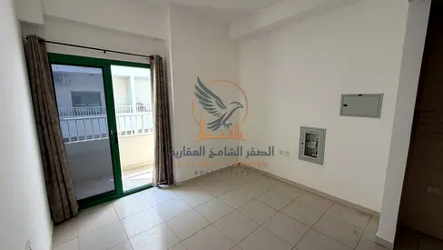 استوديو للإيجار السنوي في عجمان مع بلكونة ومطبخ منفصل وجيم ومسبح وموقع مميز