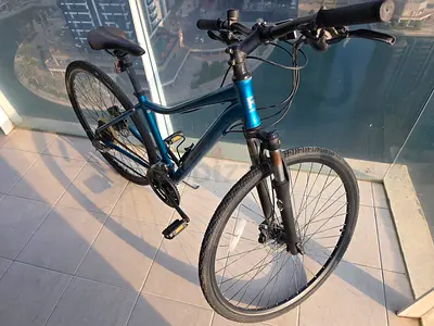 Hybrid/commuter bike - 21-speed, front suspension with little usage.