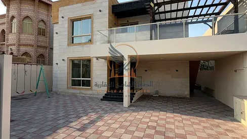 فيلا تجارية وسكنية للإيجار السنوي خمس غرف نوم ومجلسين وغرفة خادمة وحوش كبير مع حديقة بصيانة شاملة جديدة بالكامل وجاهزة للسكن الفوري