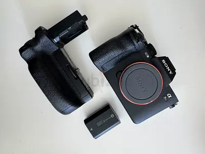 Sony A7R V (61MP) + Sony VG-C4EM Vertical Grip | Boxed