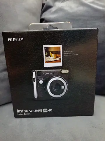 Fujifilm Instax Square SQ40 Instant Camera+ Instax Film 1 Pack (Square Film)