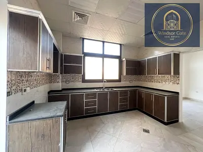 🏡 ويندسور جيت للعقارات | فيلا واسعة 5 غرف نوم للإيجار في الحوشي | 5,000 قدم² | غرفة خادمة | 7 حمامات | 150,000 درهم سنوياً