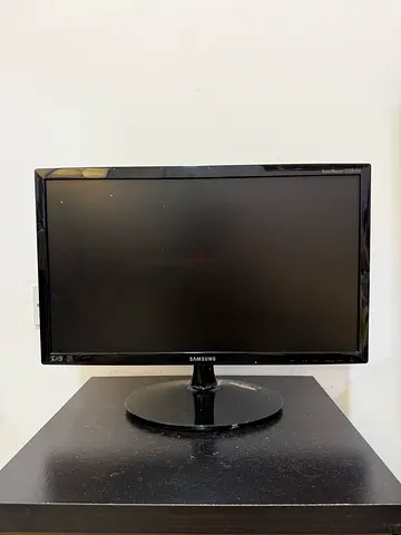 Samsung 22-inch LED Monitor - Good Working Condition