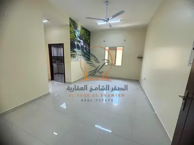 شقة مميزة للإيجار السنوي في منطقة المويهات 1 بعجمان، داخل بناية جديدة وبمساحة ممتازة، تقع على شارع الشيخ عمار وقريبة من الشروق مول. تتميز بموقع حيوي