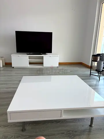 White glossy TV stand / entertainment unit in good condition