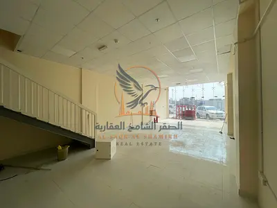 معرض للإيجار في الصناعية 2 عجمان على شارع رئيسي بمساحة 1800 قدم