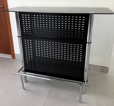 Black glass and aluminium bar.