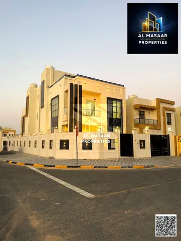 Corner villa facing two streets, featuring two floors and a roof terrace. Equipped with central air