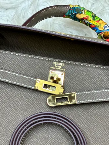 Hermès Kelly gold hardware handbag
France Epsom leather