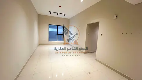 غرفتين وصاله للايجار السنوي تاني ساكن مع بلكونه وخزاءن حاءط تشطيبات حديثه وموقع مثالي علي شارع خليفه