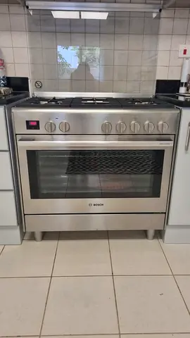 Bosch 90 cm top gass oven electric cooker new model slightly used series 8 model