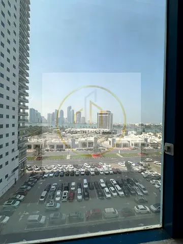 3 غرف وصالة شيرنج في المجاز 1 بالشارقة، صيانة مجانية طوال فترة الإيجار، دفع مرن على 4 أو 6 دفعات، وموقع قريب من جميع الخدمات