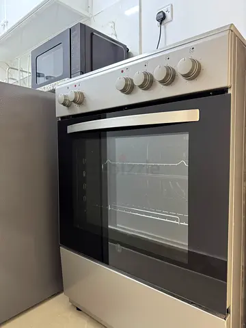 Used freestanding Hoover ceramic electric stove and oven with glass door and knobs