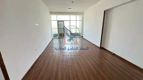 شقه غرفتين وصاله غرفتين ماستر بتشطيبات راقيه وارضيات باركيه مع باركن وجيم ومسبح وغاز مركزي