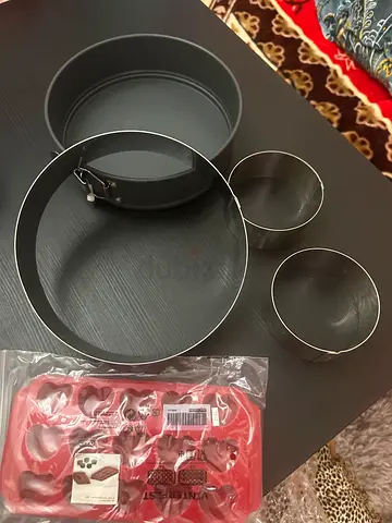 Set of Non-Stick Baking Pans and Molds (Springform + Round Tins)