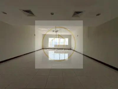 شقة عائلية فاخرة بامتياز تتميز بمساحة واسعة جداً وتصميم استثنائي يوفر أعلى مستويات الرفاهية والخصوصية، مع إطلالة بحرية مباشرة ومفتوحة في قلب المجاز 1.