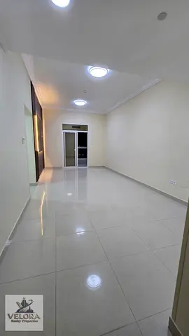 شقة مميزة للإيجار في منطقة الجرف 3 بعجمان، ثاني ساكن، تتكوّن من غرفتين وصالة وحمّامين، مع بلكونة وخزائن مدمجة بالحائط.   تقع الشقة بالقرب من السوق الص