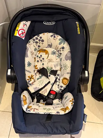 Graco Infant car seat carrier with removable liner - flawless condition