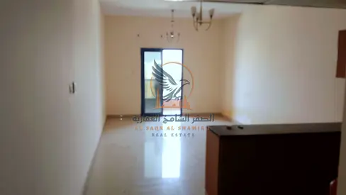 استديو مع باركن خاص وبلكونه ومطبخ اميركي اطلاله مفتوحه علي المدينه بجوار مدرسة الحكمه وقريب لاسواق الامارات ومقابل مستشفي ثومبي