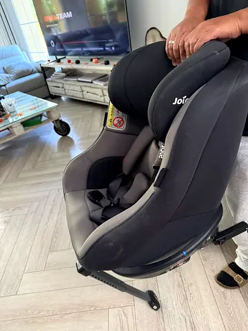 car seats goes from baby to 5 years with all security mechanism