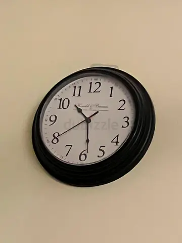 Simple black round wall clock, working condition