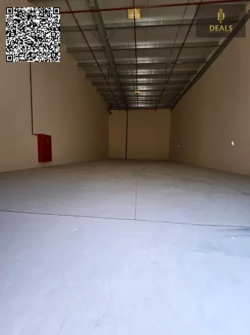 مستودع للإيجار في الصجعة، الشارقة | 2,700 قدم مربع | كهرباء 11 كيلوواط | 108,000 درهم سنوياً