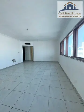 غرفتين وصالة بعقد شيرنج رسمي في المجاز 2 | برج حديث | تكييف وصيانة مجانًا | 52,500 درهم 🇦🇪 شقة غرفتين وصالة للإيجار السنوي – المجاز 2، الشارقة