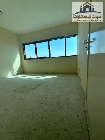 غرفتين وصالة بعقد شيرنج رسمي في المجاز 2 | برج حديث | تكييف وصيانة مجانًا | 52,500 درهم  🇦🇪 شقة غرفتين وصالة للإيجار السنوي – المجاز 2، الشارقة