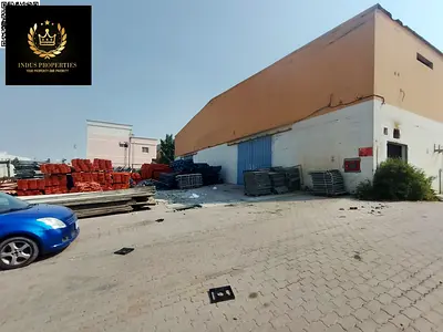 مستودع كبير بمساحة 60,000 قدم مربع، يتميز بواجهتين على طريقين، ويضم طابقاً ميزانين وقدرة كهربائية تبلغ 1000 كيلوواط؛ متاح للإيجار في منطقة الجرف الصنا