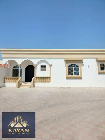 فيلا للإيجار في السلمة 4 غرف ومجلس وحوش كبير