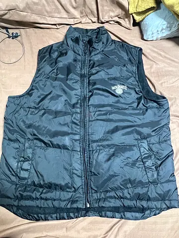 Jack daniel’s Men's black quilted sleeveless puffer vest - size unknown, good condition