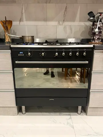 Smeg 90cm Freestanding Gas Range Cooker - Black