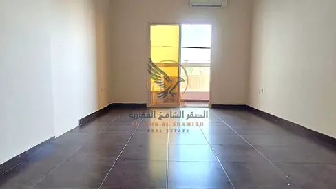 غرفتين وصاله واسعه مع بلكونه باطلاله مفتوحه في موقع مميز بتشطيبات ديلوكس علي الشارع العام