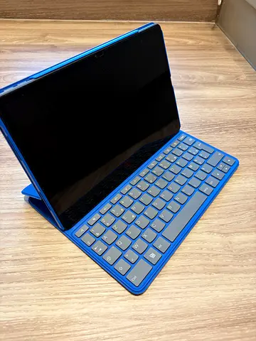 Tablet Lenovo with detachable Bluetooth keyboard - slim case included