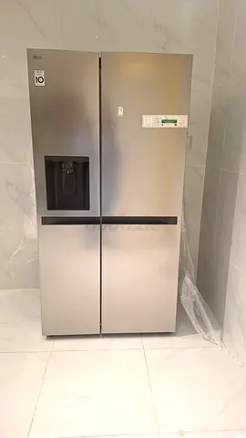 LG refrigerator side by side with water dispenser and auto ice maker like new condition