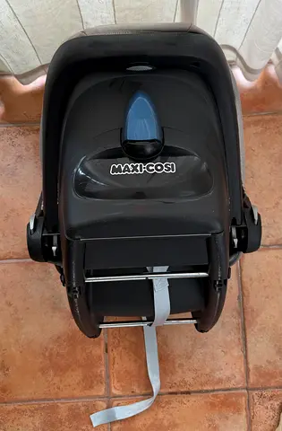 Maxi-Cosi Infant Car Seat rear facing  (Compatible with Maxi-Cosi Carriers) - Very Good Condition