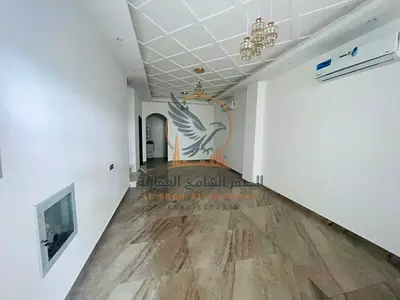 فيلا للإيجار السنوي بالزاهية طابقين ثاني ساكن مع 3 غرف وصالتين ومجلس مستقل و2 بلكونة ومواقف داخلية وخارجية