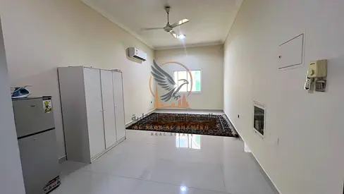 استوديو متميز للإيجار السنوي بمطبخ منفصل ومساحة ممتازة وتشطيبات حديثة بموقع استراتيجي وحيوي وجاهز تماما للسكن الفوري المريح للعائلات