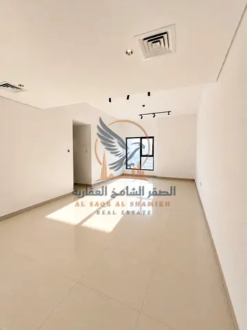 شقه فخمه غرفتين وصاله باطلاله مفتوحه مساحه واسعه جدا تشطيبات سوبر لوكس مع باركن وجيم خاص في برج راقي تاني ساكن علي شارع الشيخ خليفه