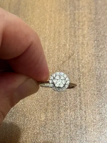 Gold ring with round cluster of natural diamonds with IGI certificate