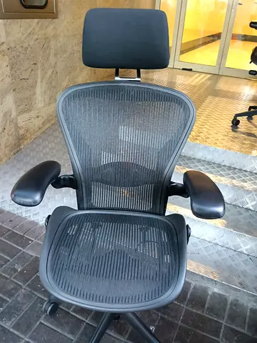 Herman Miller Aeron with headrest chair for selling.good condition