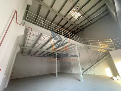 مستودع ميزانين 3500 قدم بالجرف الصناعية 3 على شارع رئيسي وكهرباء 30 كيلووات