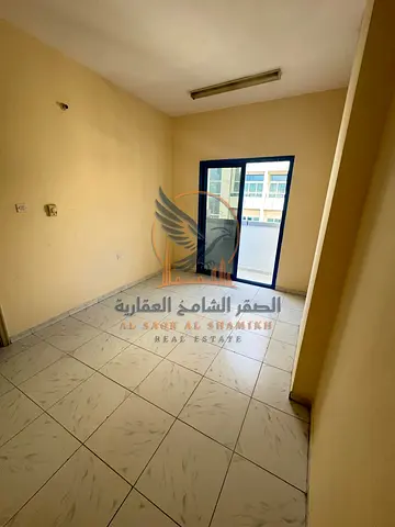 شقة غرفتين وصالة في موقع مميز بالحميدية، بجوار المحكمة وقريبة من اتصالات، ومناسبة للسكن العائلي.