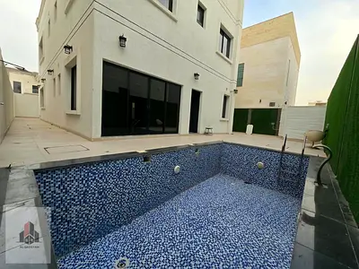 Villa for rent in the Al-Heliw area, featuring a swimming pool and five bedrooms. It boasts excellent finishes and is located directly behind the serv
