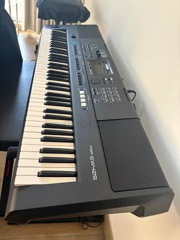 Yamaha PSR-EW425 76-Key Arranger Keyboard – Like New condition!