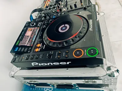 2x Pioneer CDJ 2000's with Free Flight Cases