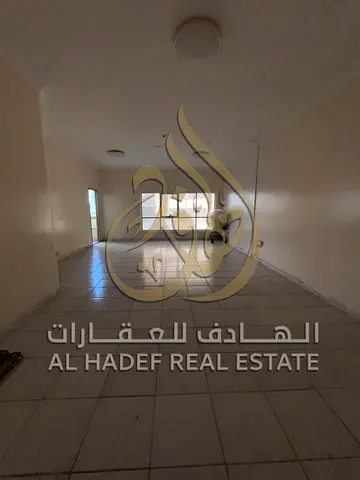 للإيجار في المجاز 3 – الشارقة | شقة 3 غرف وصالة مع غرفة خادمة ماستر فرصة مميزة للعائلات الباحثة عن المساحات الواسعة والراحة والخصوصية في موقع حيوي ومم