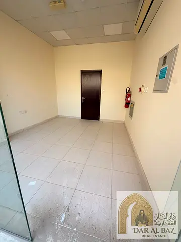 محل للإيجار بالمصلى – الشارقة! مساحة ممتازة، تصميم عصري وأنيق، حمام وتكييف سبليت، مناسب لمختلف الأنشطة التجارية.