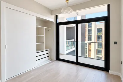 Modern studio | Unfurnished | High floor with community views